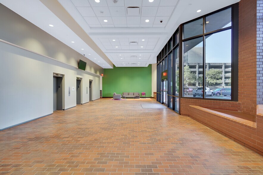 More Photos Of 515 W Market St, Louisville Office For Lease