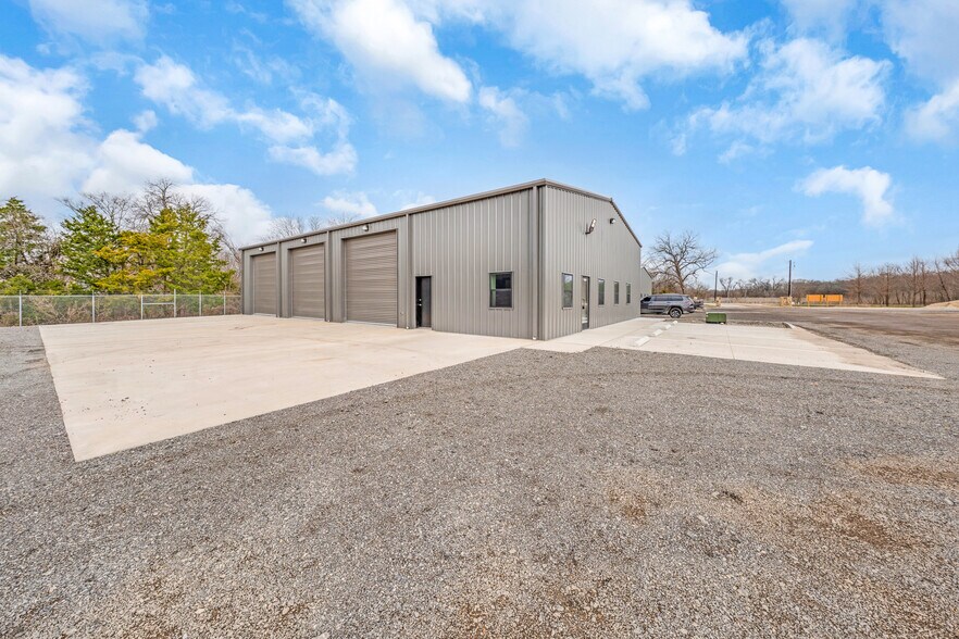More Photos Of 1240 Blackland Trl, Lavon Warehouse For Lease