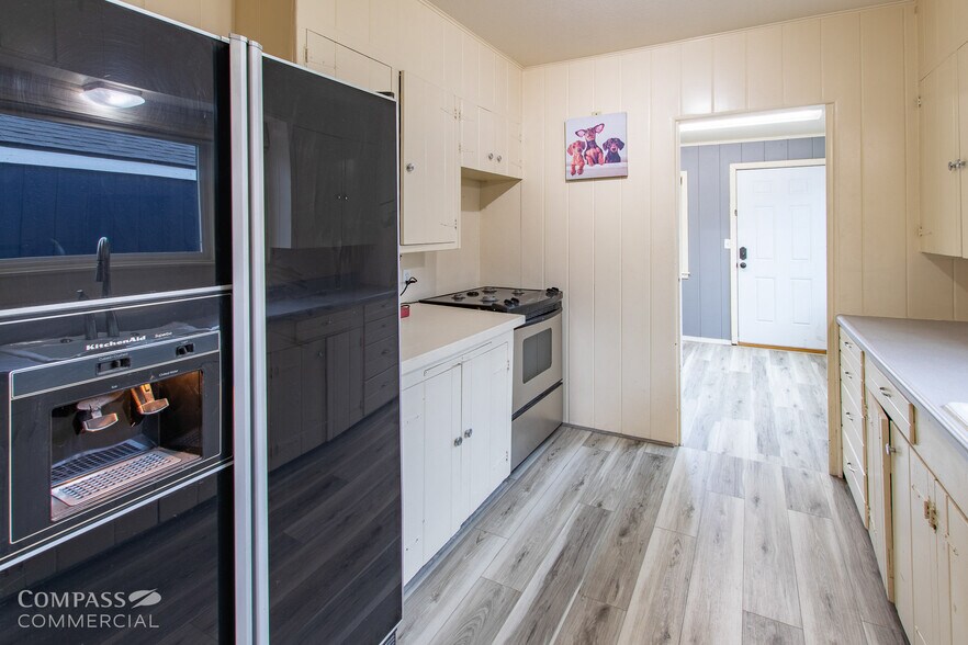 More Photos Of 721 SW 10th St, Redmond General Retail For Sale