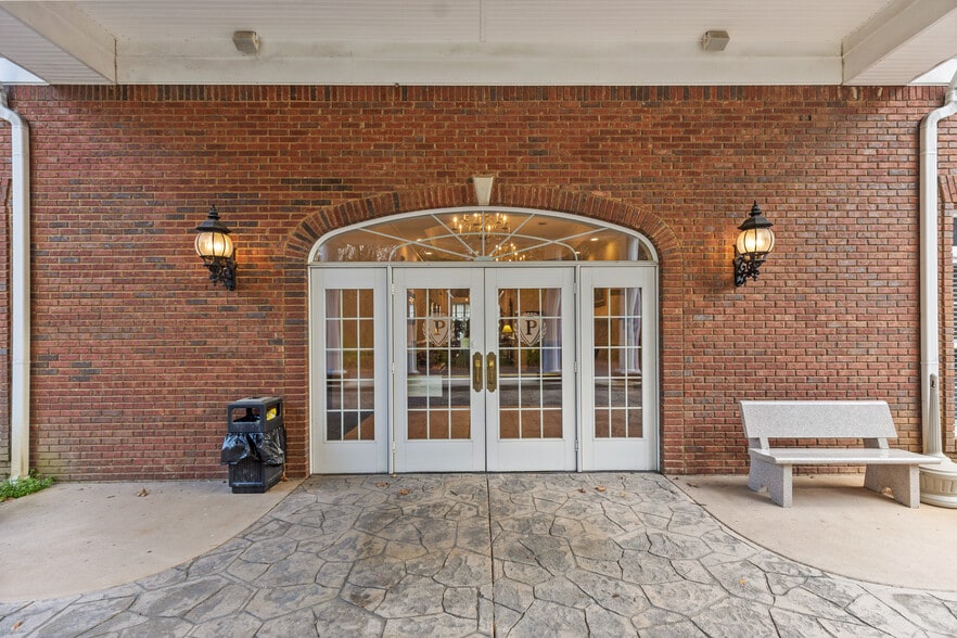 More Photos Of 300 N Tennessee Ave, Etowah Funeral Home For Sale