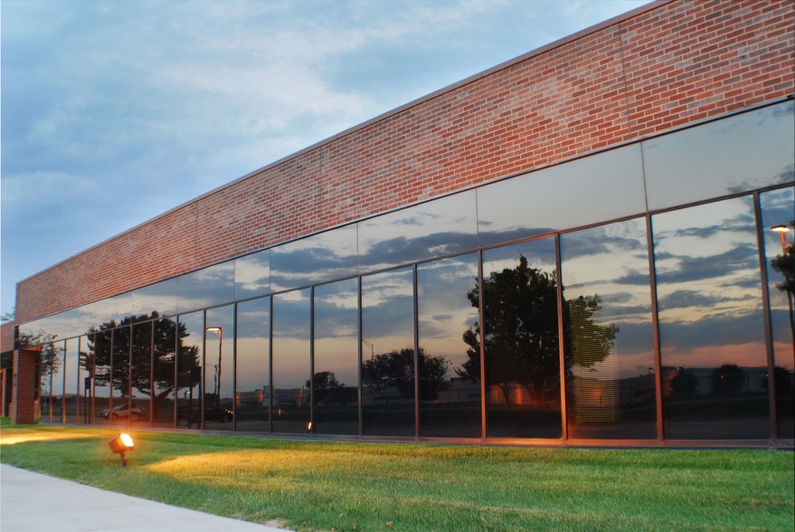 More Photos Of 11200-11274 Aurora Ave, Urbandale Flex For Lease