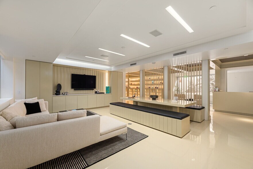 More Photos Of 9952 Santa Monica Blvd, Beverly Hills Office For Lease