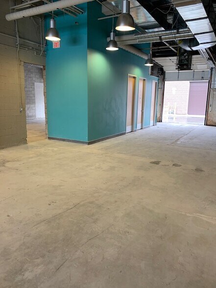 More Photos Of 2721 Markham Rd, Toronto Showroom For Sale