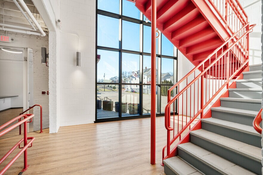 More Photos Of 224 Calvary St, Waltham Flex For Sale