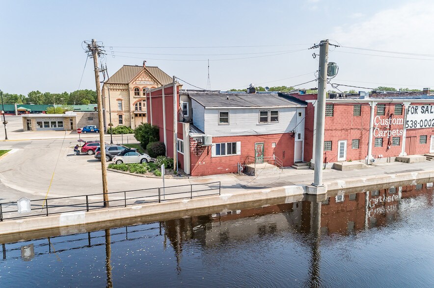 More Photos Of 318 W North Water St, New London Bar For Sale