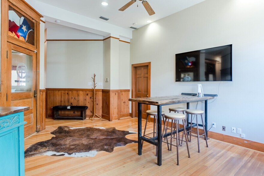 More Photos Of 131 E Exchange Ave, Fort Worth Office Residential For Lease