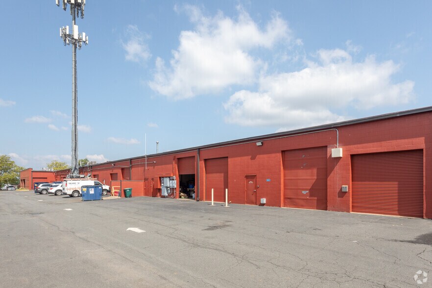 More Photos Of 4511 Daly Dr, Chantilly Light Manufacturing For Lease