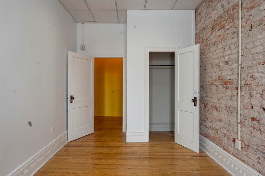 More Photos Of 21 Market Pl, Stratford Storefront Retail Residential For Sale