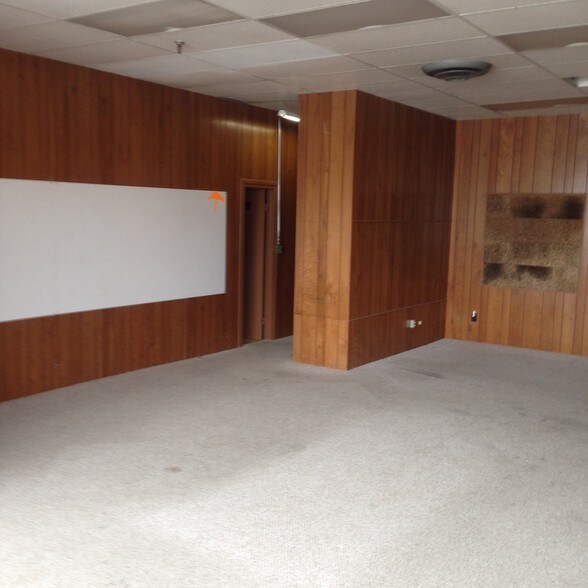 More Photos Of 2520-2538 S Cleveland Ave, Saint Joseph Light Manufacturing For Lease