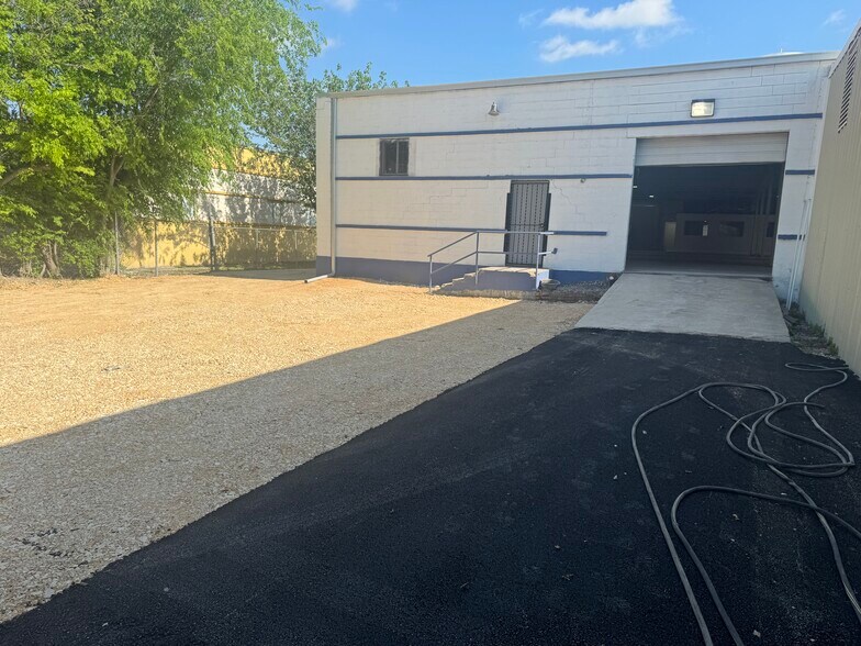 More Photos Of 130 E Zavalla, San Antonio Warehouse For Lease