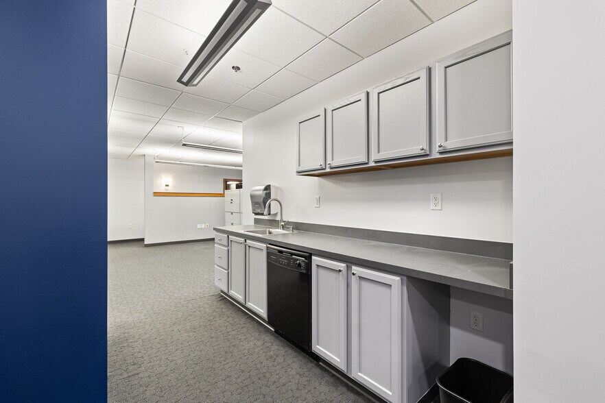 More Photos Of 40 W 4th St, Mansfield Storefront Retail Office For Lease