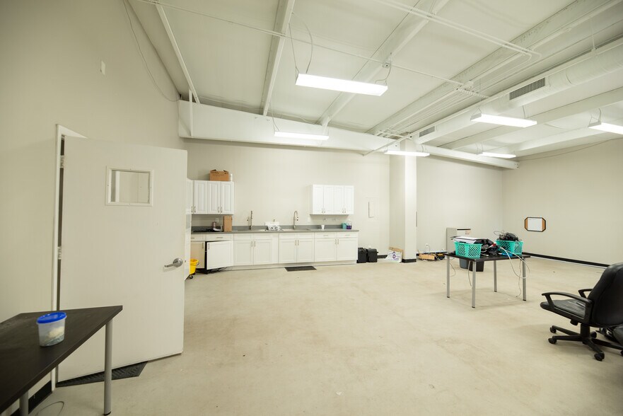 More Photos Of 5010 N Nebraska Ave, Tampa Light Distribution For Lease