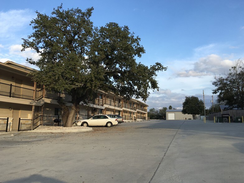 More Photos Of 1609 N Hill St, Three Rivers Apartments For Sale