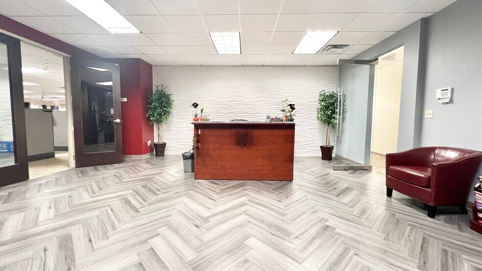 More Photos Of 8800 Roswell Rd, Sandy Springs Office For Sale