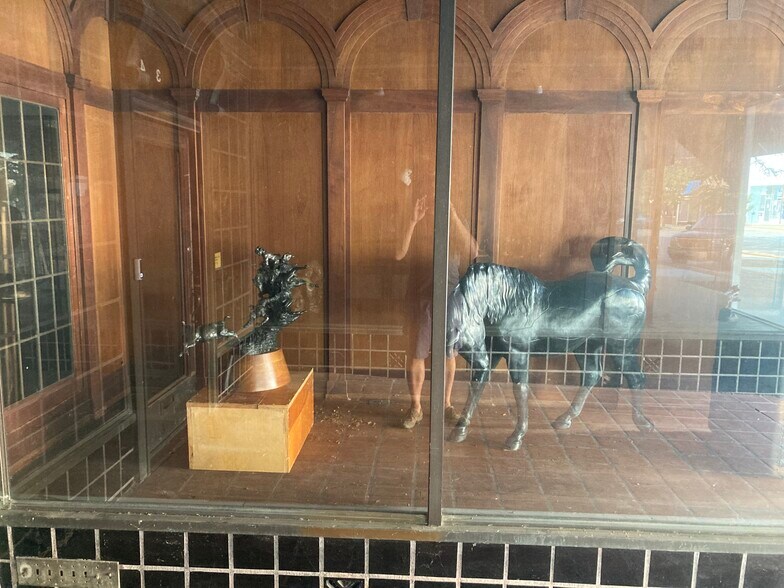 More Photos Of 34 N Vermilion St, Danville Restaurant For Sale