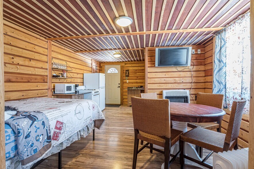 More Photos Of 21221 Baron Lake Dr, Cedaredge Hotel For Sale