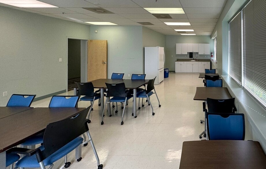 More Photos Of 12601 Westlinks Dr, Fort Myers Unknown For Lease