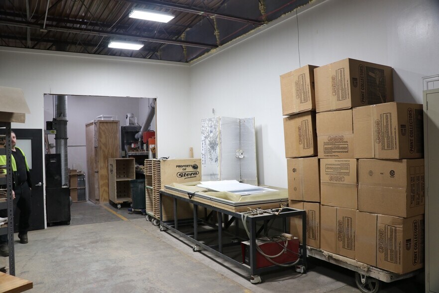 More Photos Of 6704 Pingree Rd, Crystal Lake Manufacturing For Lease