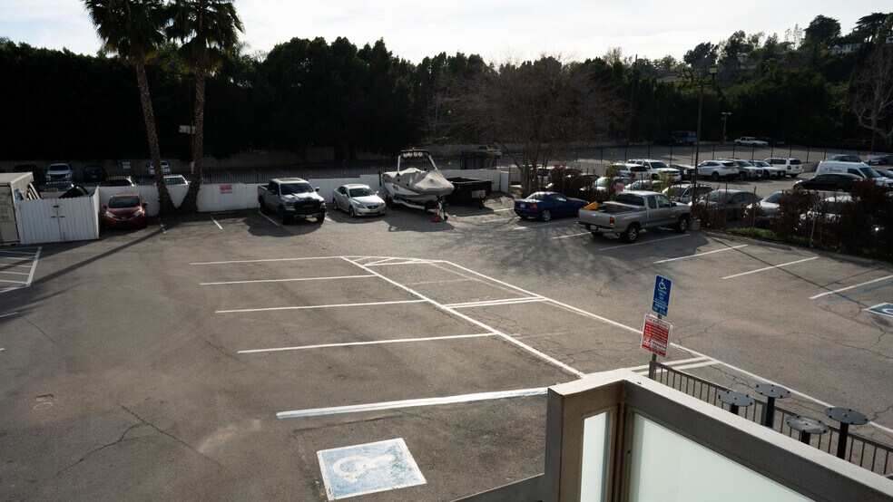 More Photos Of 16610 Ventura Blvd, Encino Storefront For Lease