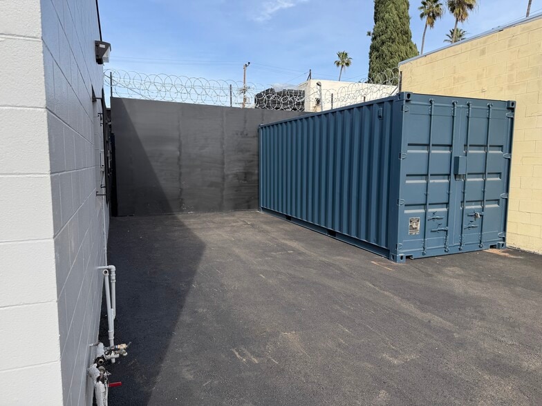More Photos Of 14641-14643 Lull St, Van Nuys Warehouse For Lease