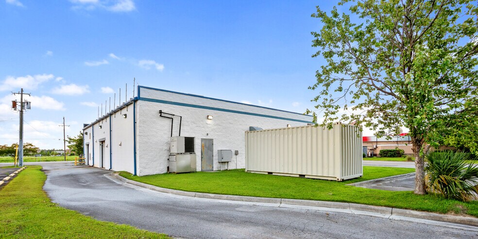 More Photos Of 4314 Henderson Dr, Jacksonville Freestanding For Sale