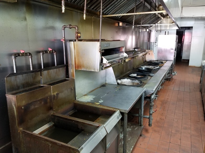 More Photos Of 2702-2704 E Tremont Ave, Bronx Storefront Retail Office For Lease