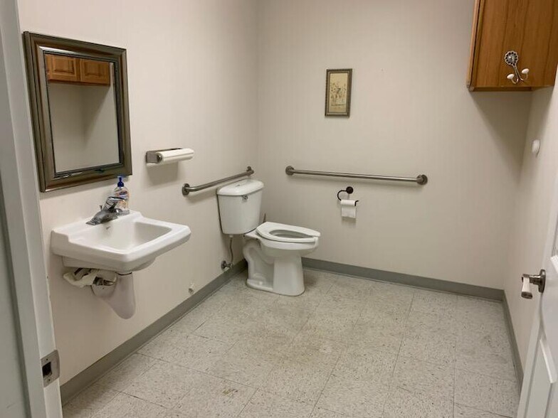 More Photos Of 223 W Wine Country Rd, Grandview Office For Sale