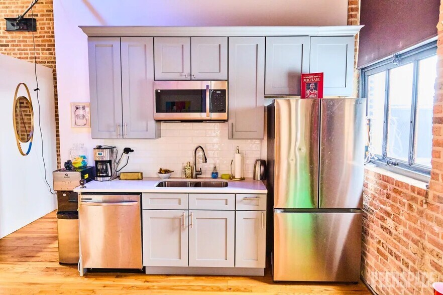 More Photos Of 210 N Racine Ave, Chicago Office For Lease