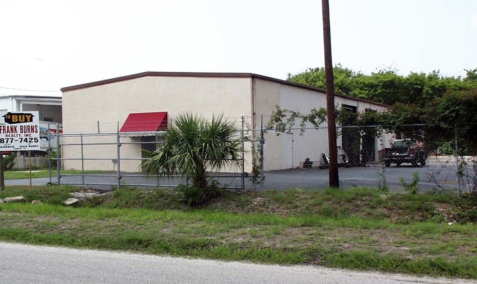 Primary Photo Of 4401 W Crest Ave, Tampa Light Distribution For Lease