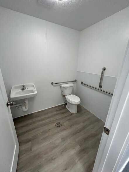 More Photos Of 150 E 400 N, Salem Manufacturing For Lease