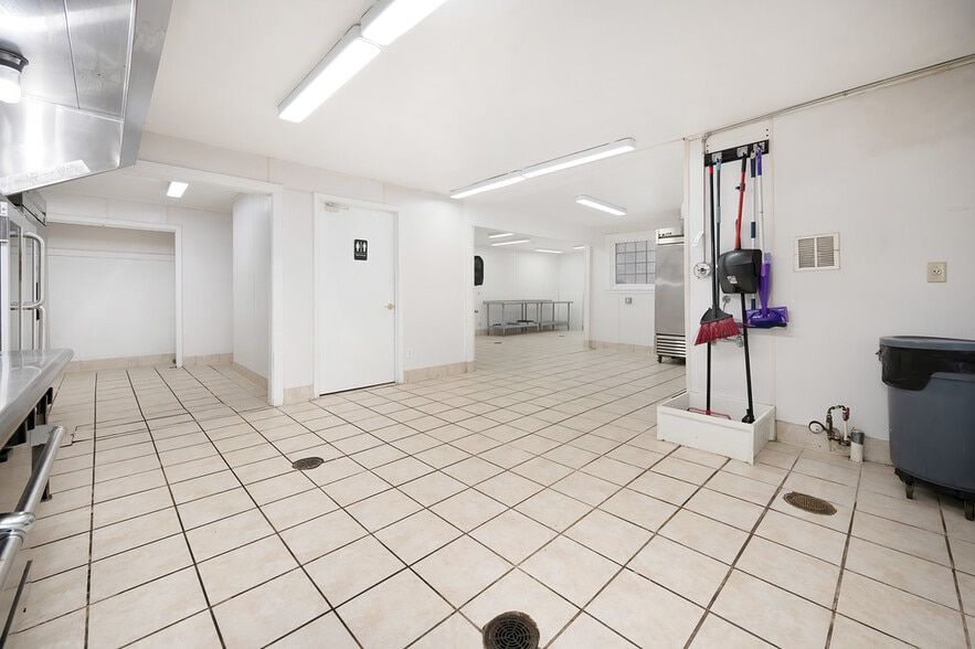 More Photos Of 1512 E Bayview Blvd, Norfolk Freestanding For Sale