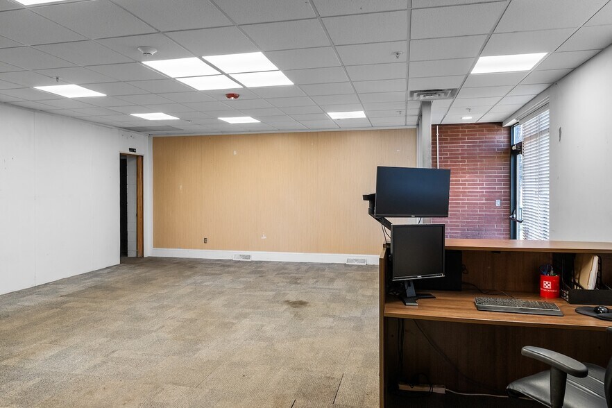 More Photos Of 3050 Wagner Rd, Waterloo Freestanding For Sale