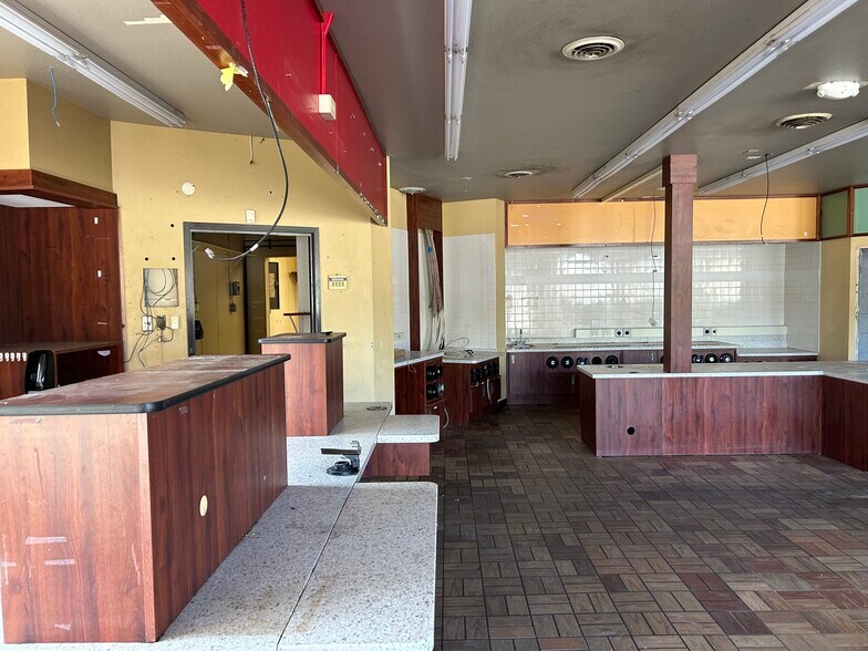 More Photos Of 1214 Franklin St, Waterloo General Retail For Sale