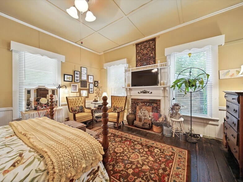 More Photos Of 221 N Main St, Clover Hospitality For Sale