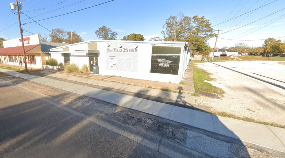 Primary Photo Of 306 N Wells St, Edna Office For Sale