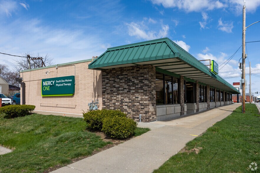 More Photos Of 3218-3300 SW 9th St, Des Moines General Retail For Lease