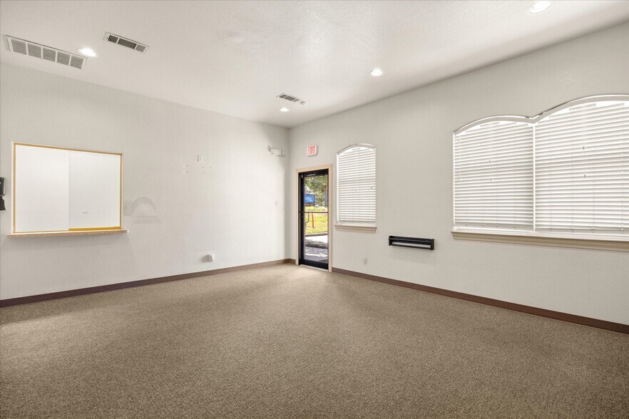 More Photos Of 1305 Paluxy Rd, Granbury Medical For Sale