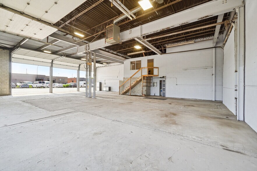 More Photos Of 6794-6798 Pl Pascal-Gagnon, Montréal Warehouse For Sale