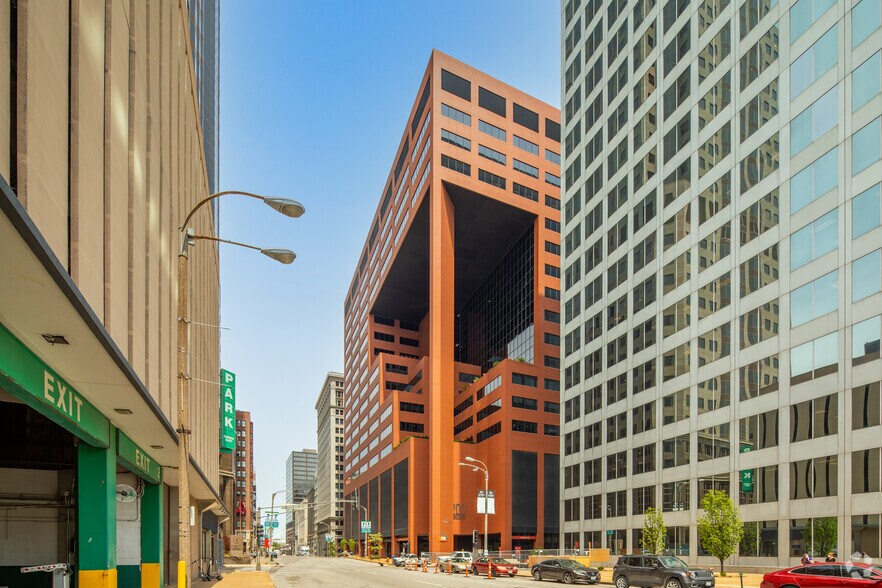 More Photos Of 200 N Broadway, Saint Louis Office For Lease