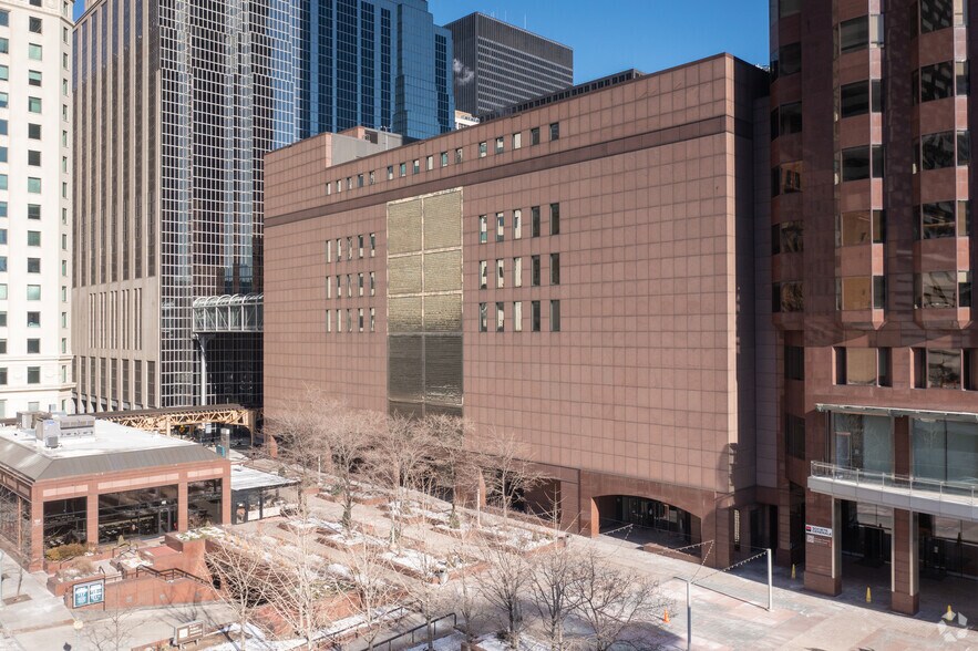 Primary Photo Of 400 S LaSalle St, Chicago Office For Sale