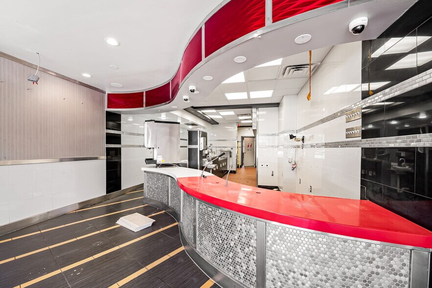 More Photos Of 13 W Allegheny Ave, Towson Storefront For Sale