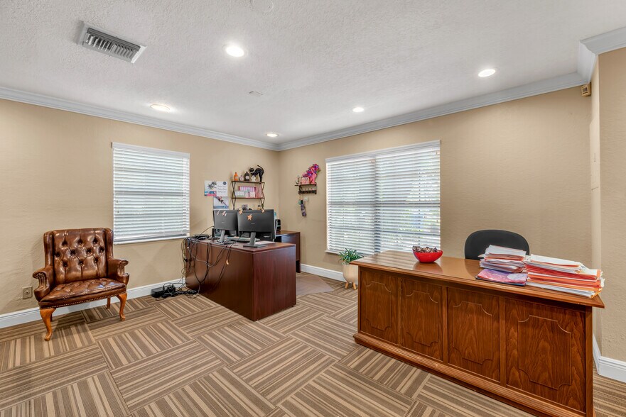 More Photos Of 308 Elizabeth St, Brandon Office For Lease