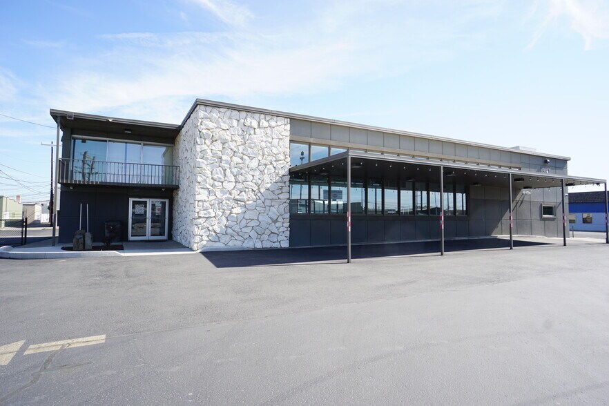 More Photos Of 401 S 7th St, Sunnyside Bank For Sale