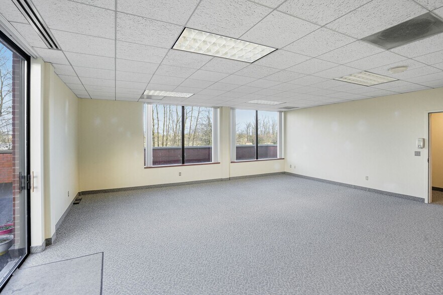 More Photos Of 2965 Ryan Dr SE, Salem Office For Sale