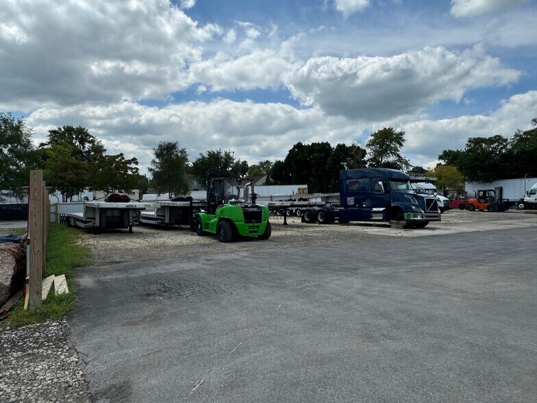 More Photos Of 644 W Park Ave, Aurora Truck Terminal For Sale