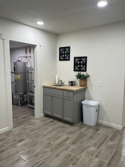 More Photos Of 3775 NW 32nd St, Newcastle Office For Sale