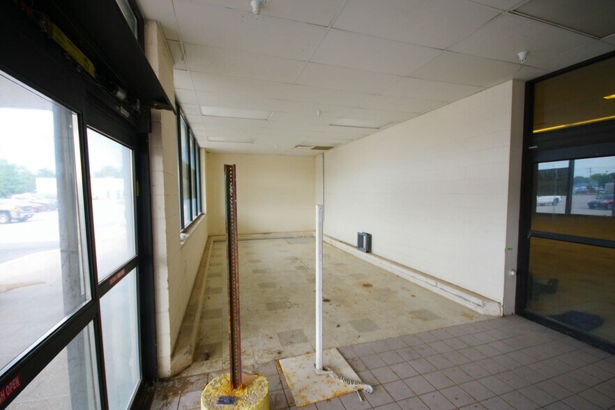 More Photos Of 2820 W Locust St, Davenport Unknown For Lease