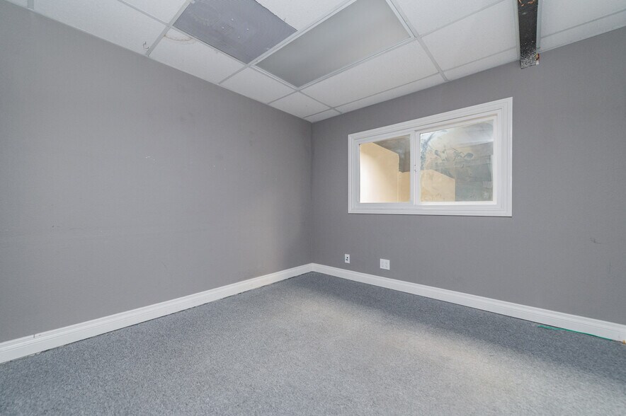More Photos Of 711 W 17th St, Costa Mesa Light Manufacturing For Lease