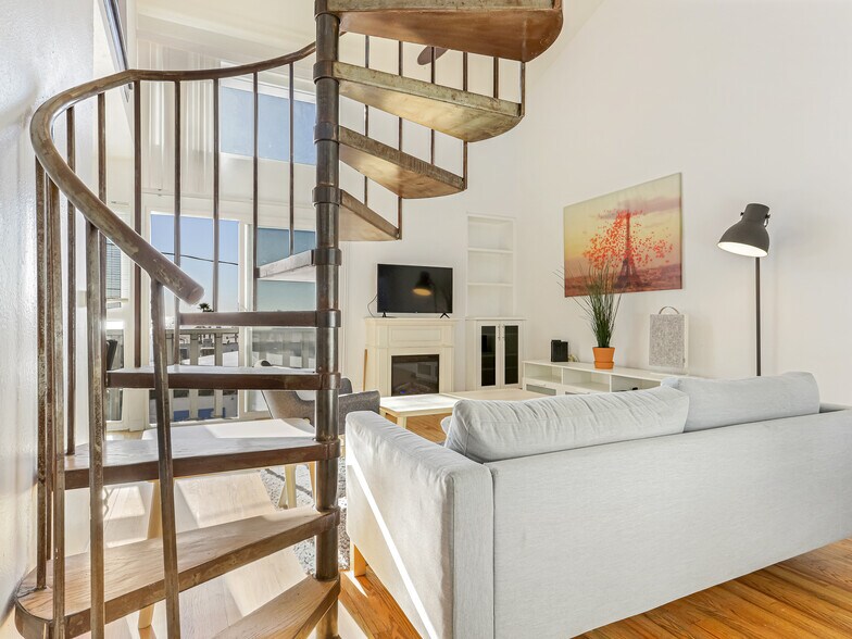 More Photos Of 14 Ozone Ave, Venice Apartments For Sale