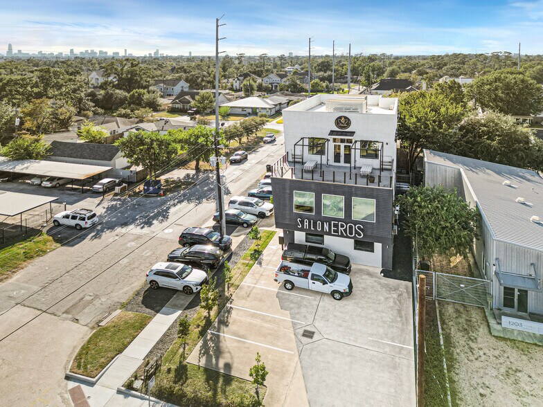 More Photos Of 1511 W 12th St, Houston Office For Sale